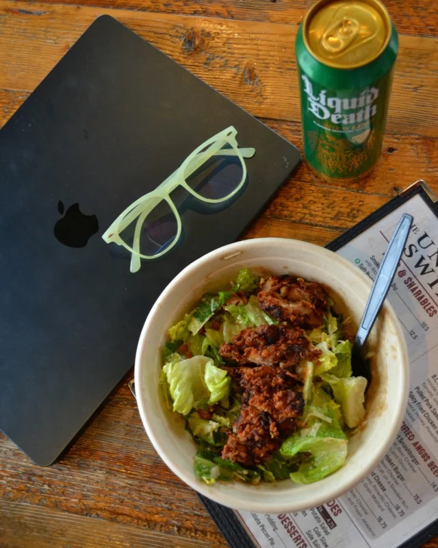 Working hard or hardly working? Either way, lunch at Commonhouse this week counts as productivity 🥗💻